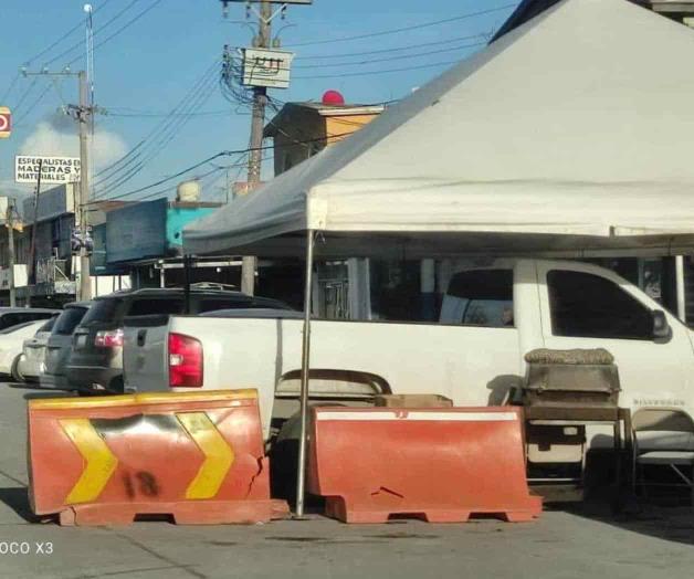 Obstruyen vialidades grupo de manifestantes