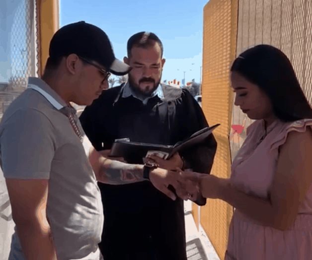 Celebran su matrimonio en puente internacional