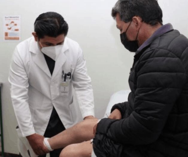IMSS le implanta prótesis de titanio y devuelve movilidad a hombre