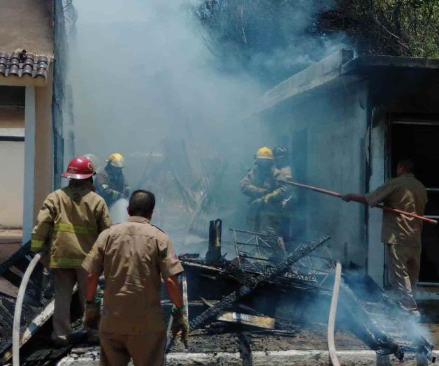 Arde casa abandonada Arde casa abandonada