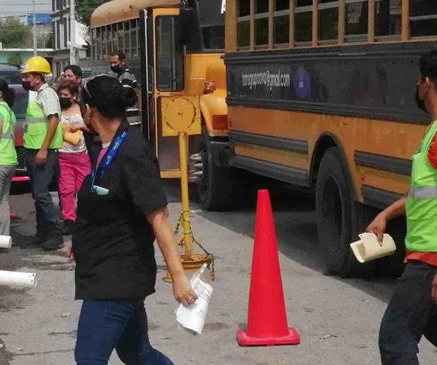 Llevan a obreros a la vacunación en Reynosa Llevan a obreros a la vacunación en Reynosa