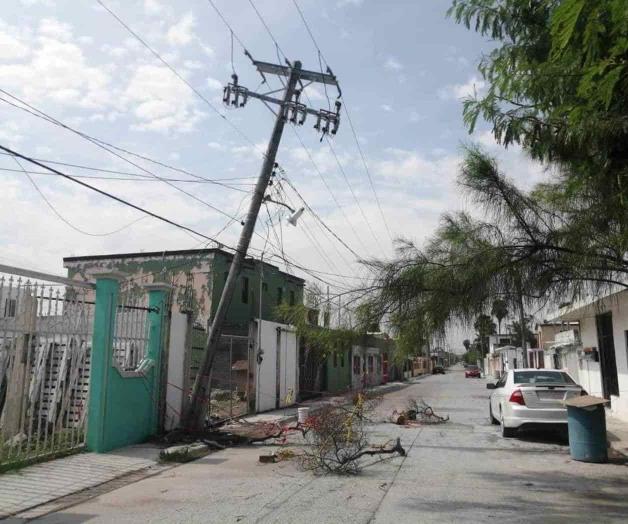 Alzan voz de alerta por poste inclinado