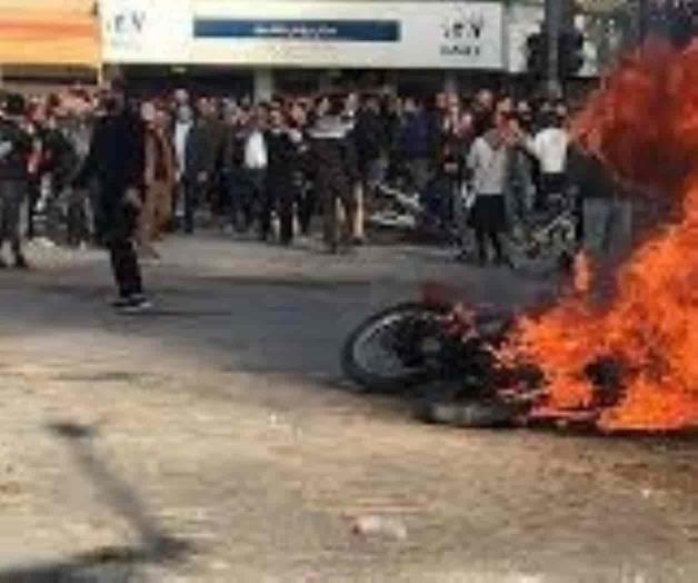 Irán: Muere un policía en los disturbios por escasez de agua Irán: Muere un policía en los disturbios por escasez de agua