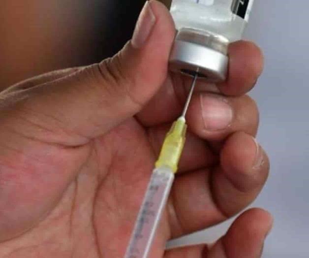 Muere hombre en Durango tras recibir vacuna AstraZeneca; investigan causas