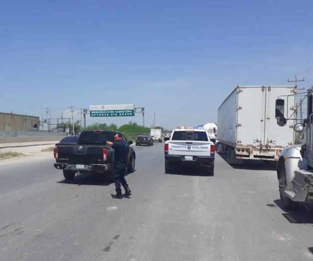 Ayudan agentes al caos en cruce Ayudan agentes al caos en cruce