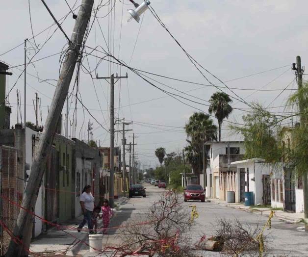 Pende amenazante poste en una calle