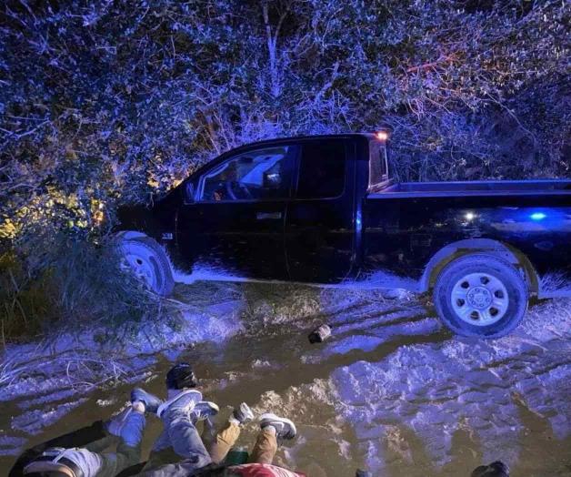 Abandona a migrantes de camioneta en marcha