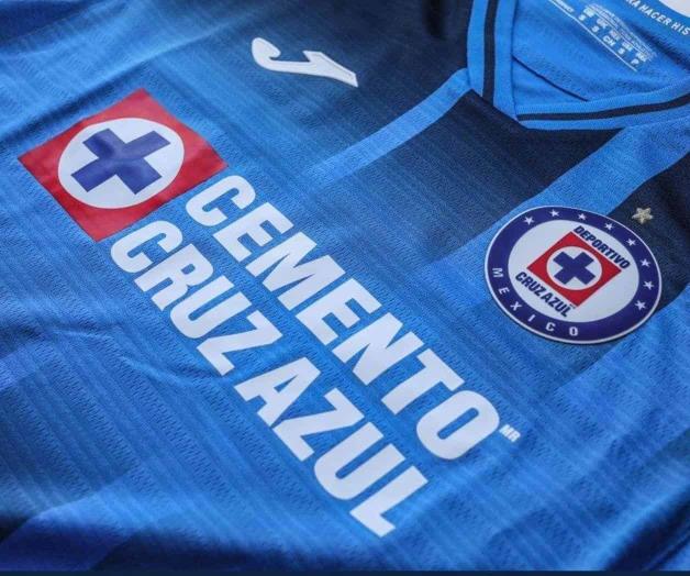 Presenta Cruz Azul playera para temporada 2021-22 Presenta Cruz Azul playera para temporada 2021-22