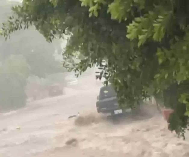 Motociclista es arrastrado por corriente y muere en Sinaloa Motociclista es arrastrado por corriente y muere en Sinaloa