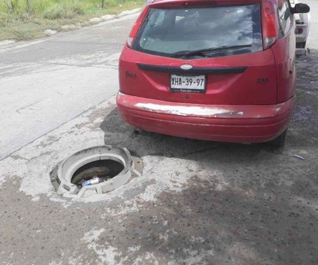 Cae vehículo en alcantarilla