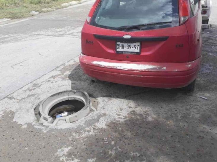 Cae vehículo en alcantarilla Cae vehículo en alcantarilla