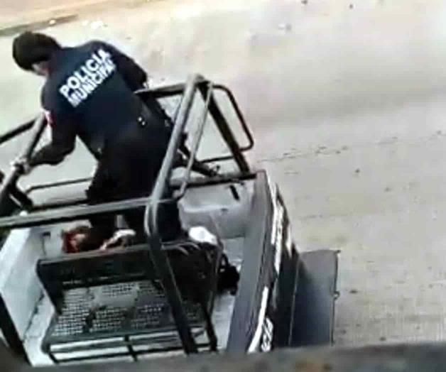 Patean policías en el rostro a mujer detenida en Tabasco Patean policías en el rostro a mujer detenida en Tabasco