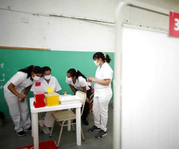 Argentina inmuniza 50% de población, pero se queja con Rusia