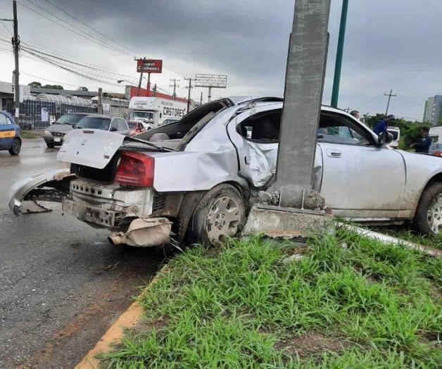 Chocan contra poste y de milagro salen vivos Chocan contra poste y de milagro salen vivos