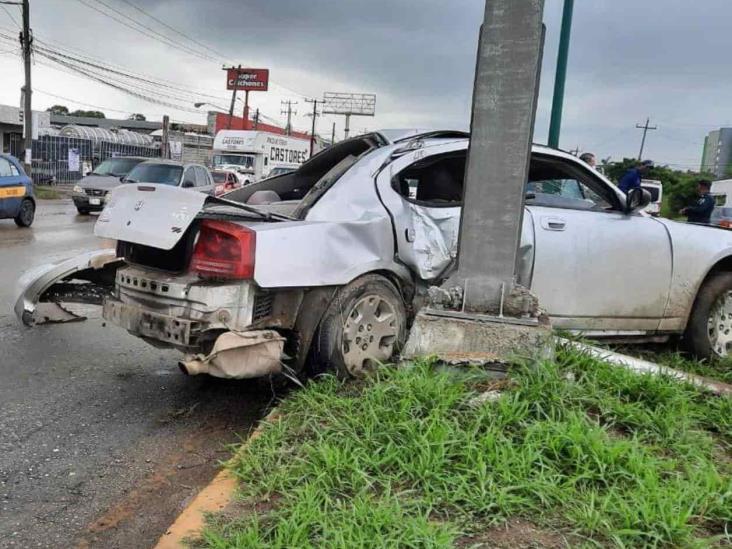 Chocan contra poste y de milagro salen vivos Chocan contra poste y de milagro salen vivos