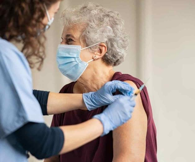 ¿Deben los vacunados usar mascarilla ante repunte de virus?