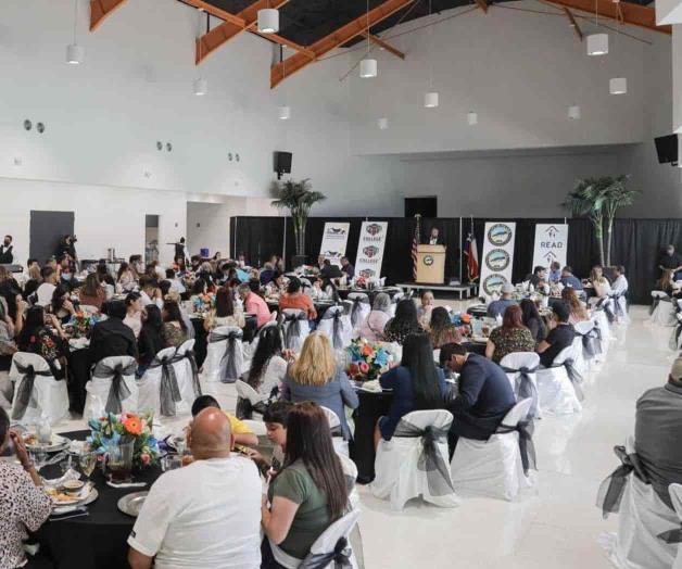 Celebran el banquete de becas para seniors