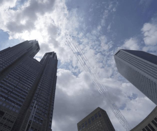 Suga recibe a CEO de Pfizer para tratar de asegurar vacunas Suga recibe a CEO de Pfizer para tratar de asegurar vacunas