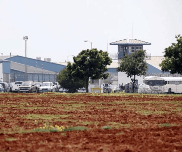 Texas empieza a arrestar migrantes por invasión de propiedad