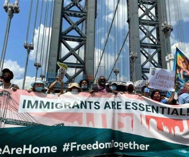 Migrantes toman puente y demandan ciudadanía Migrantes toman puente y demandan ciudadanía