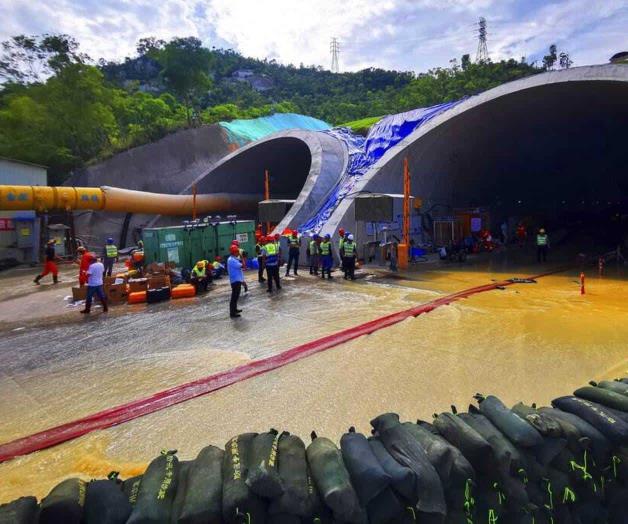 Encuentran muertos a 14 en túnel inundado Encuentran muertos a 14 en túnel inundado