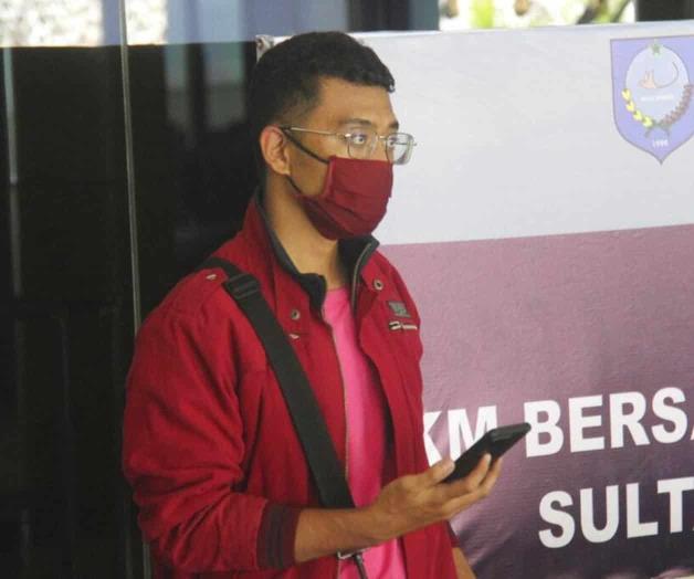 Hombre se disfraza para abordar avión Hombre se disfraza para abordar avión
