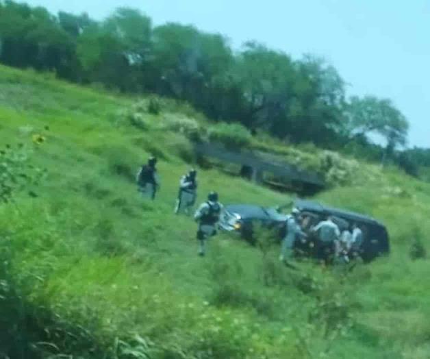 Vuelca unidad en la carretera
