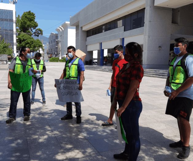 Entran ambulantes en guerra por cubrebocas