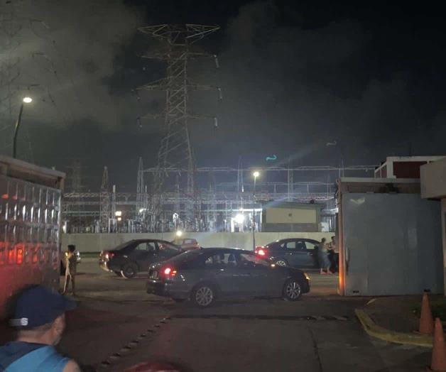 Bloquean instalaciones de CFE por falta de luz Bloquean instalaciones de CFE por falta de luz