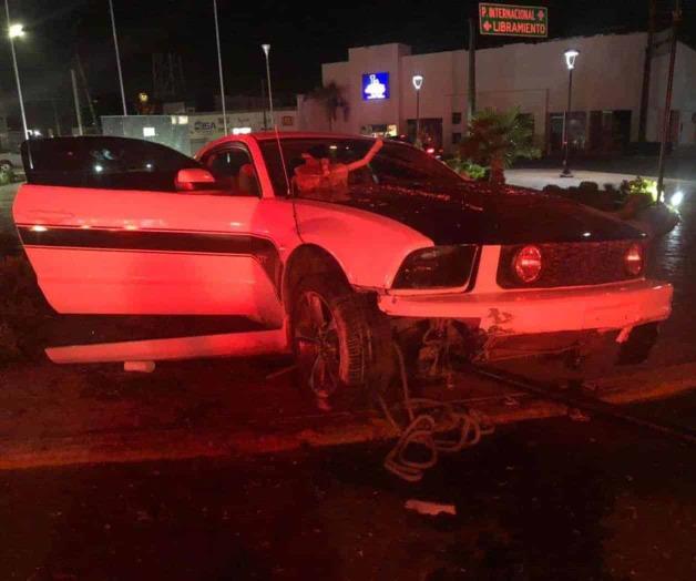 Conduce a exceso de velocidad y termina impactado en la rotonda Conduce a exceso de velocidad y termina impactado en la rotonda