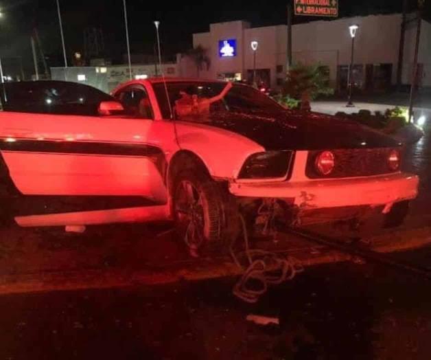 Se impacta auto contra la rotonda