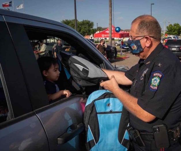 Donan mochilas para estudiantes