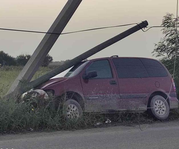 Tumba postes con camioneta Tumba postes con camioneta