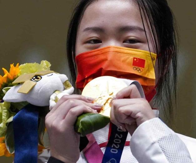 Calor, política, virus y medallas en primer día de Tokio