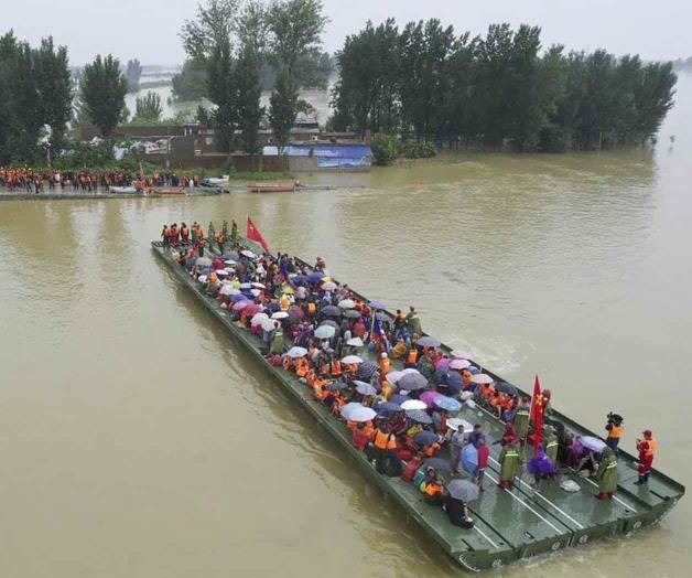 Hombre sobrevive 3 días en estacionamiento inundado en China