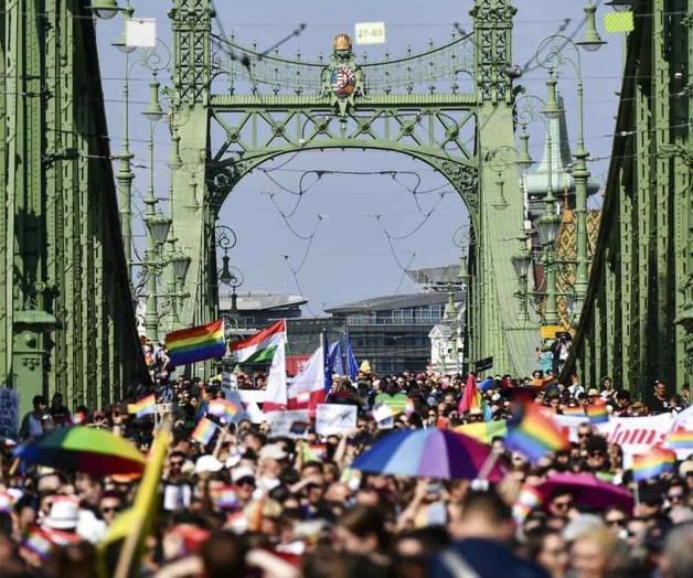 Miles marchan en desfile LGBTQ de Hungría para protestar ley Miles marchan en desfile LGBTQ de Hungría para protestar ley