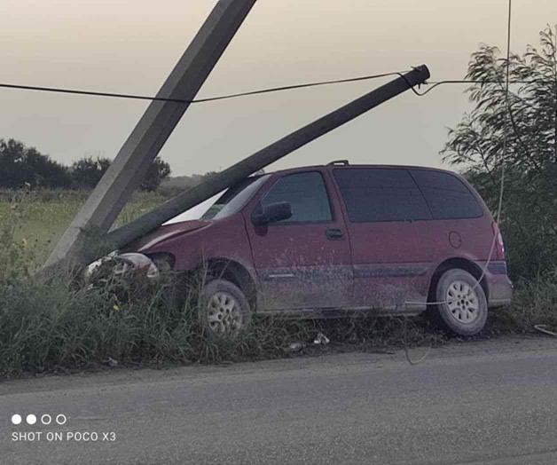 Derriba 2 postes en brecha 112 y huye