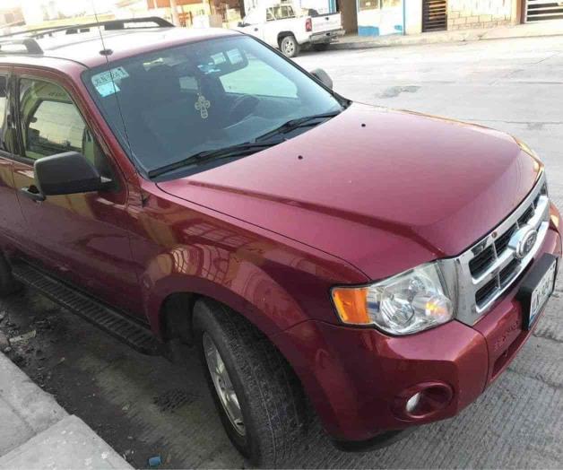 Hombres armados despojan camioneta Hombres armados despojan camioneta