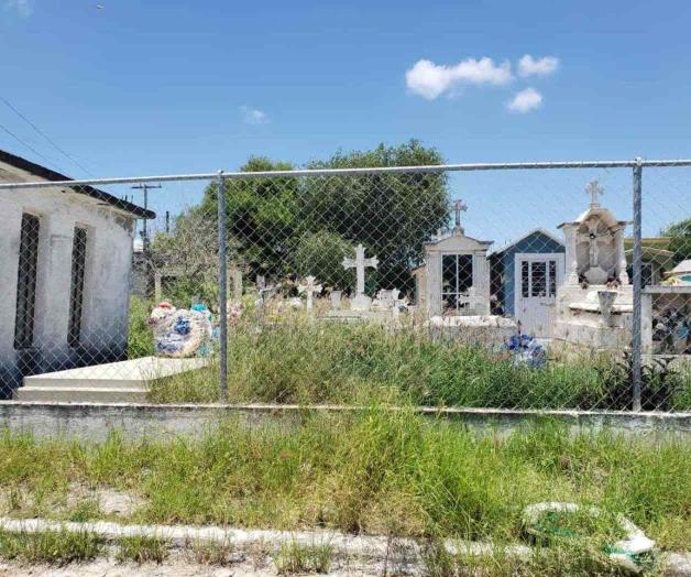 Abunda hierba en panteones 