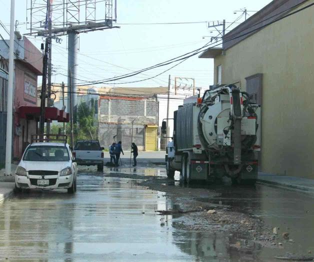 ...Y desazolvan por enésima vez la calle Segundo Centenario