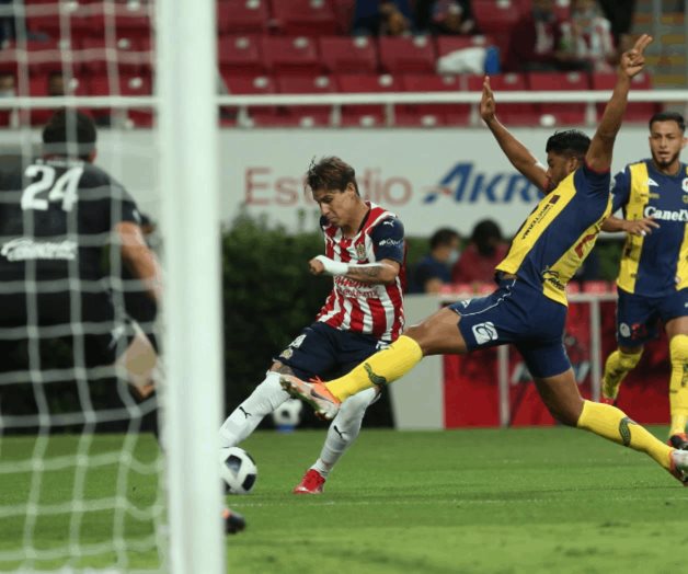 Caen Chivas en su  debut en casa
