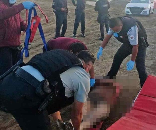 Pasajeros de combi evitan robo, golpean y desnudan a ladrón en Edomex Pasajeros de combi evitan robo, golpean y desnudan a ladrón en Edomex