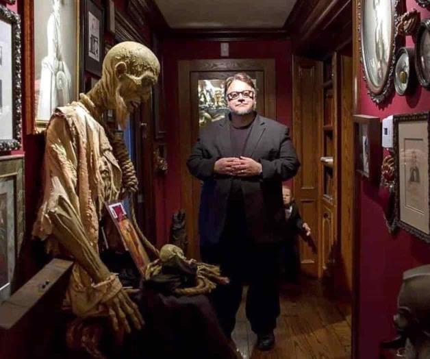 Plasman historia de Guillermo del Toro en libro Plasman historia de Guillermo del Toro en libro