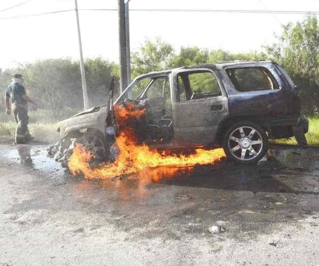 Arde camioneta en plena marcha; conductora ilesa Arde camioneta en plena marcha; conductora ilesa