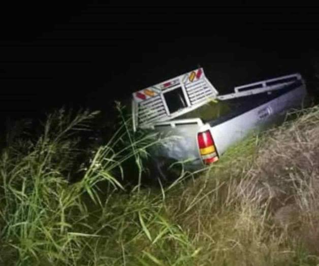 Cae a canal con su camioneta