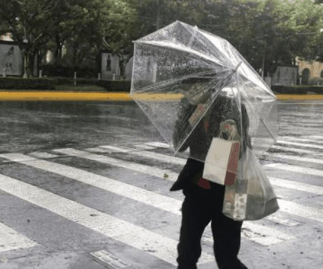 Un tifón inunda carreteras en Shanghái