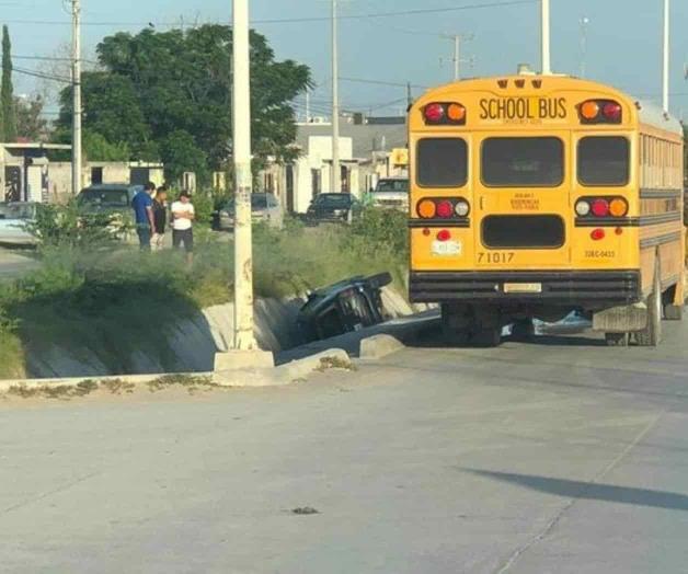 Vuelca en canal de desagüe