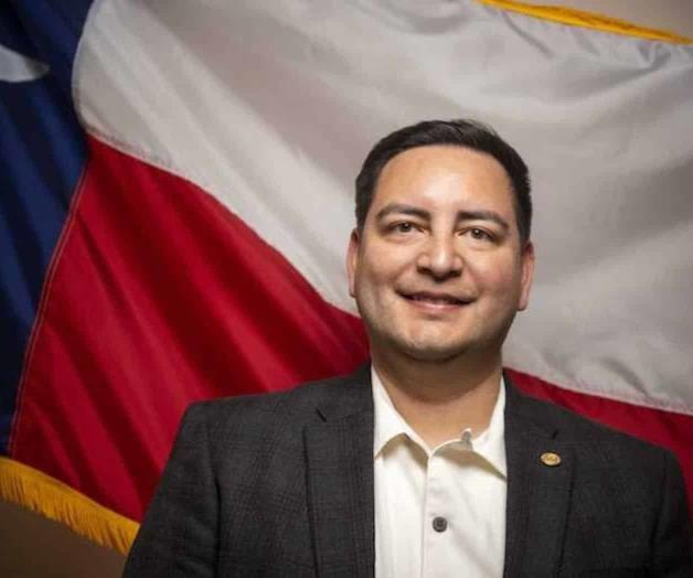 Ordenan detener a un demócrata