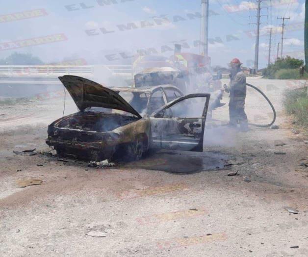 Reduce fuego en cenizas un auto Reduce fuego en cenizas un auto