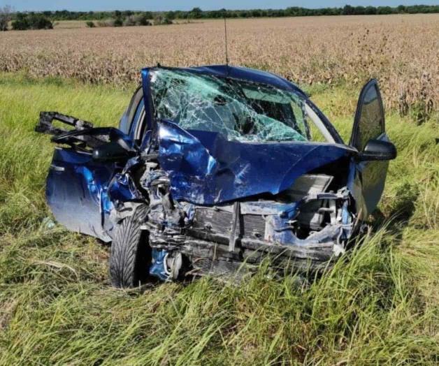 Se impacta mujer contra camioneta; queda atrapada entre los fierros del auto Se impacta mujer contra camioneta; queda atrapada entre los fierros del auto